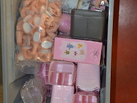 Monitor iiyama g2530hsu, pvc kist gevuld met klein handgerief, pvc kist gevuld met manicurebenodigdheden, 6 dozen pvc handschoenen xl - afbeelding 11 van  11