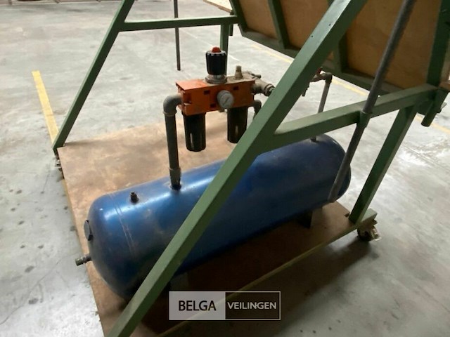 Montage tafel met perslucht drukvat - afbeelding 3 van  3