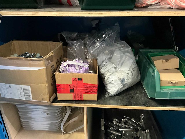 Montagelijn met inhoud op zolderverdieping - afbeelding 2 van  11