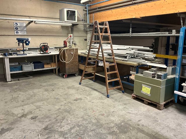 Montagelijn met inhoud op zolderverdieping - afbeelding 1 van  11