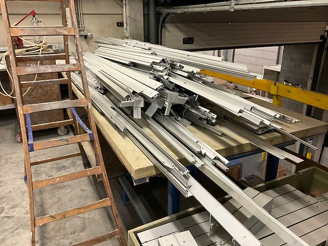 Montagelijn met inhoud op zolderverdieping - afbeelding 10 van  11