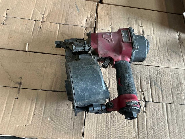 Montana pneumatische rolspijkermachine - afbeelding 1 van  1