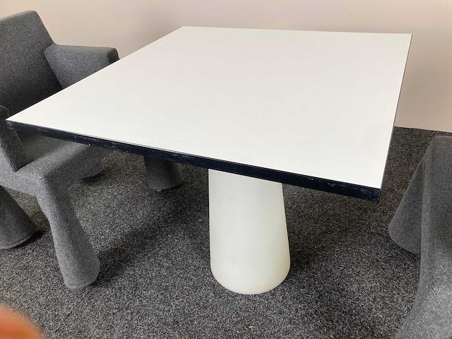 Moooi - designset tafel + 2 stoelen - vergaderstoel - afbeelding 7 van  13