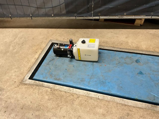 Motor voor kipper met olieresevoir - afbeelding 1 van  1