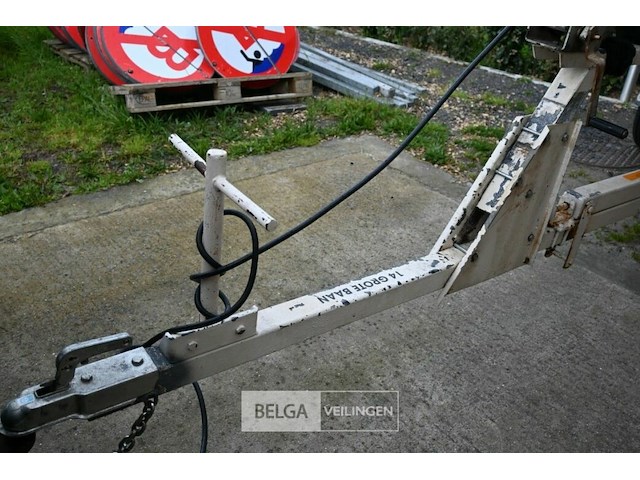 Motorboot highfield met buitenboordmotor en trailer - afbeelding 7 van  12