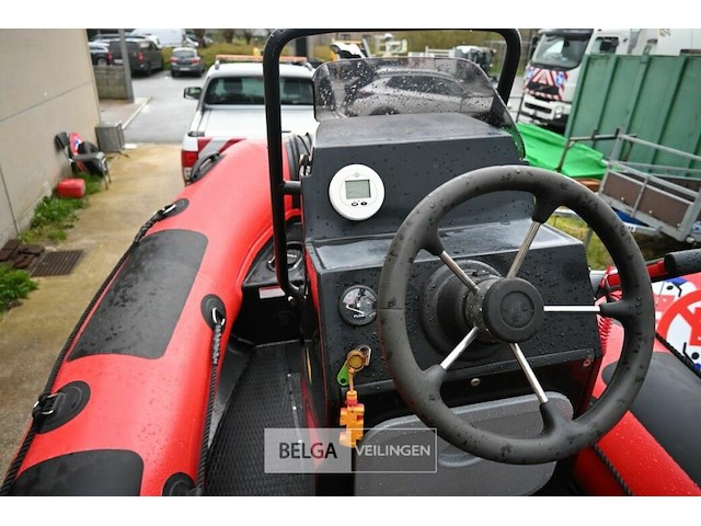 Motorboot highfield met buitenboordmotor en trailer - afbeelding 10 van  12