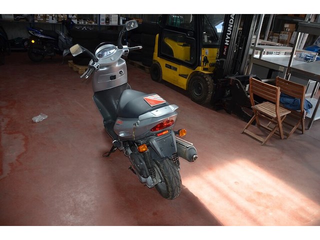 Motorfiets aprilia leonardo 125, type: mb00, chassisnummer: zd4mb0000ws119204 met inschrijvingsbewijs, gelijkvormigheidsattest en 1 sleutel - afbeelding 10 van  22