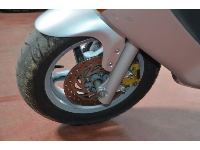 Motorfiets aprilia leonardo 125, type: mb00, chassisnummer: zd4mb0000ws119204 met inschrijvingsbewijs, gelijkvormigheidsattest en 1 sleutel - afbeelding 19 van  22