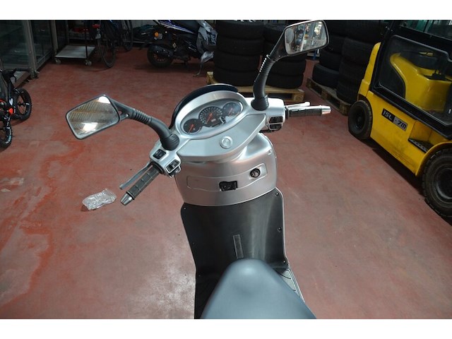 Motorfiets aprilia leonardo 125, type: mb00, chassisnummer: zd4mb0000ws119204 met inschrijvingsbewijs, gelijkvormigheidsattest en 1 sleutel - afbeelding 21 van  22