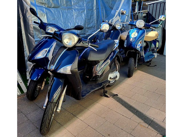 Motorised scooter (4x) - afbeelding 1 van  13