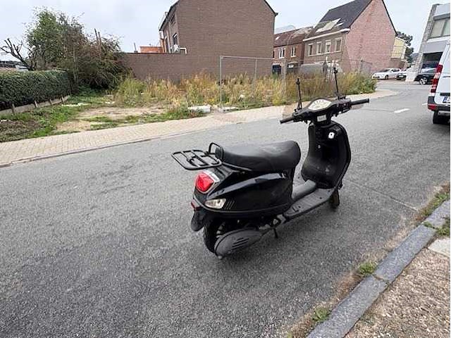 Motorised scooter - afbeelding 6 van  10