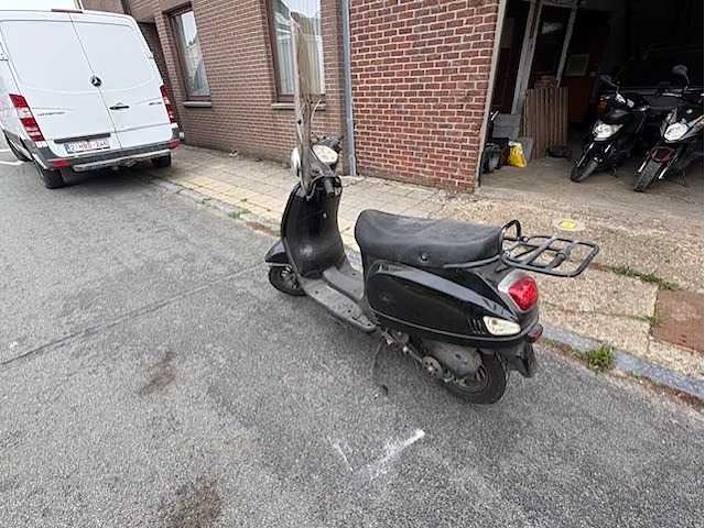 Motorised scooter - afbeelding 8 van  10
