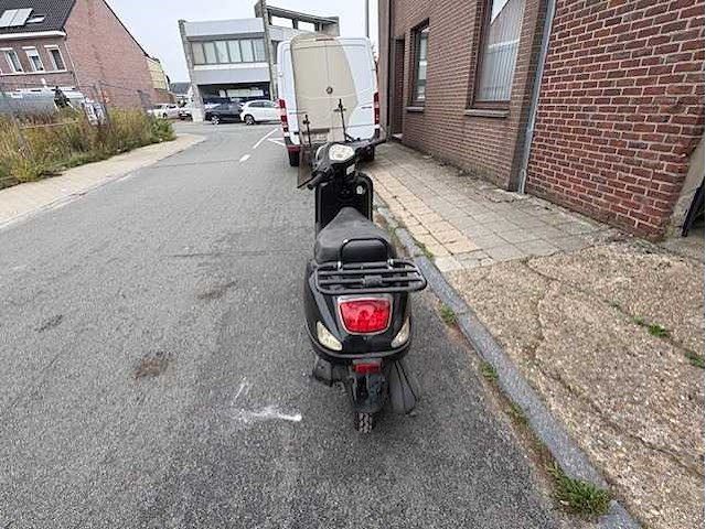 Motorised scooter - afbeelding 8 van  10