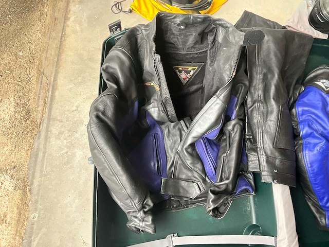 Motorkledijset – leren pak, laarzen & helm - afbeelding 2 van  4