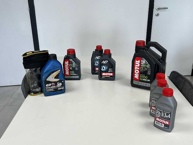 Motul / elf - smeermiddelenpakket – motul & elf (ongeopend) - afbeelding 1 van  6