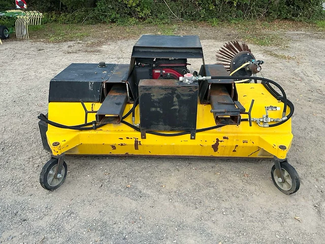 Mts 2001 met benzine motor briggs & stratton onkruidborstel - heftruck - afbeelding 2 van  3
