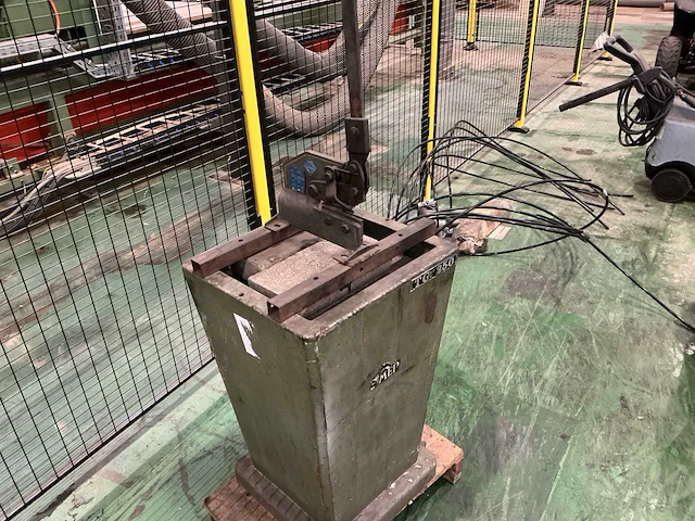 Mubea knipmachine met onderstel - afbeelding 1 van  5