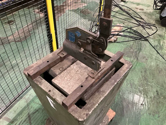 Mubea knipmachine met onderstel - afbeelding 4 van  5
