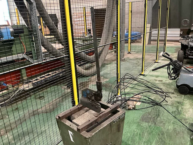 Mubea knipmachine met onderstel - afbeelding 3 van  5