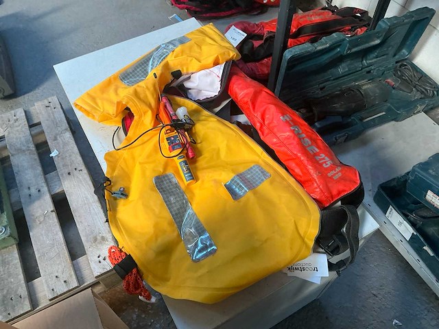 Mullion diverse reddingsvesten (5x) - afbeelding 3 van  3