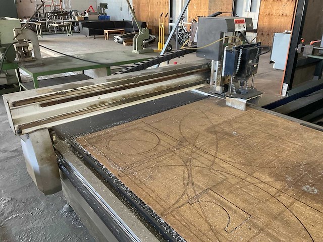 Multicam 1000 series vlakbedfreesmachine - afbeelding 4 van  9