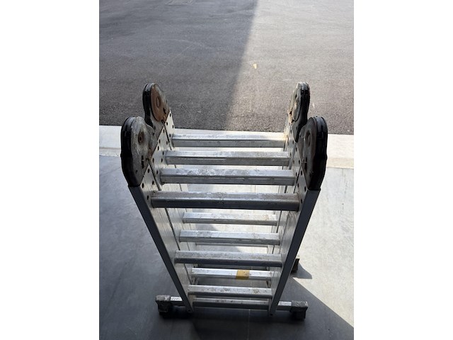 Multifunctionele aluminium vouwladder - afbeelding 1 van  2