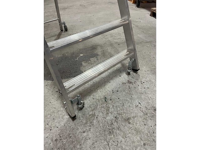 Munk - platformtrap 8 treden met wielen - afbeelding 5 van  7