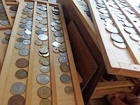 Muntenverzameling in houten doos ( 8 niveaus) - afbeelding 2 van  5