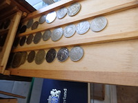 Muntenverzameling in houten doos ( 8 niveaus) - afbeelding 3 van  5