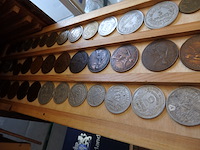 Muntenverzameling in houten doos ( 8 niveaus) - afbeelding 5 van  5
