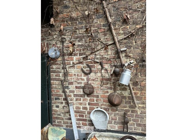 Muurdecoratie buiten, op aangeven van belga veilingen - afbeelding 1 van  7