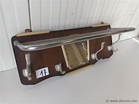 Muurkapstok met spiegel