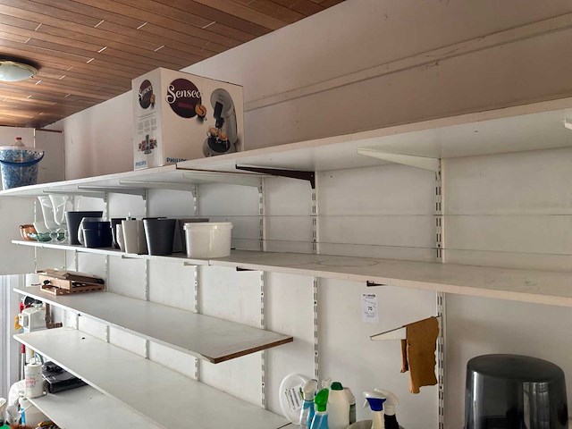 Muurrek met inhoud + kast en 2 broodrekken - afbeelding 1 van  5