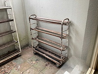 Muurrek met inhoud + kast en 2 broodrekken - afbeelding 5 van  5