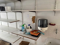Muurrek met inhoud + kast en 2 broodrekken - afbeelding 2 van  5