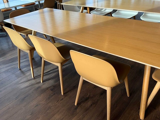 Muuto eetkamertafel + 8 stoelen (bruin) - afbeelding 1 van  9