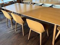 Muuto eetkamertafel + 8 stoelen (bruin) - afbeelding 1 van  9