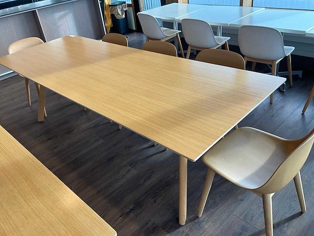 Muuto eetkamertafel + 8 stoelen (bruin) - afbeelding 2 van  9