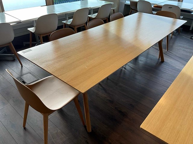 Muuto eetkamertafel + 8 stoelen (bruin) - afbeelding 3 van  9