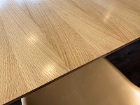 Muuto eetkamertafel + 8 stoelen (bruin) - afbeelding 4 van  9