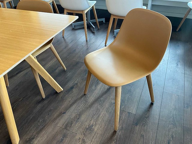 Muuto eetkamertafel + 8 stoelen (bruin) - afbeelding 8 van  9