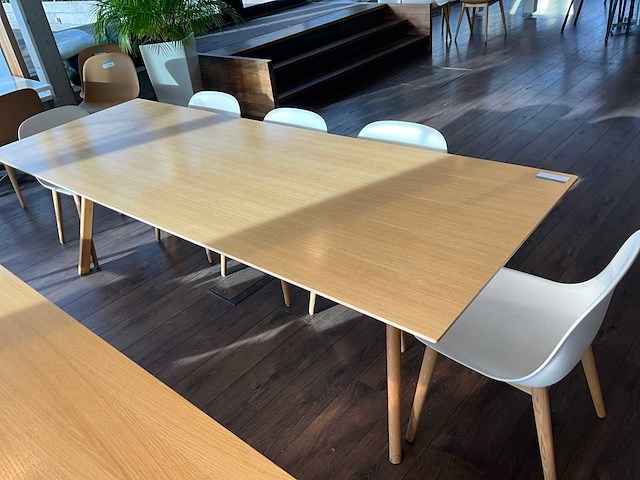 Muuto eetkamertafel + 8 stoelen (wit) - afbeelding 2 van  9