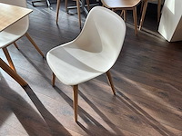 Muuto eetkamertafel + 8 stoelen (wit) - afbeelding 3 van  9