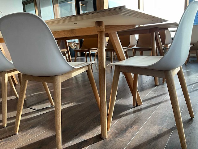 Muuto eetkamertafel + 8 stoelen (wit) - afbeelding 5 van  9