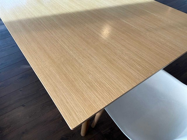 Muuto eetkamertafel + 8 stoelen (wit) - afbeelding 7 van  9