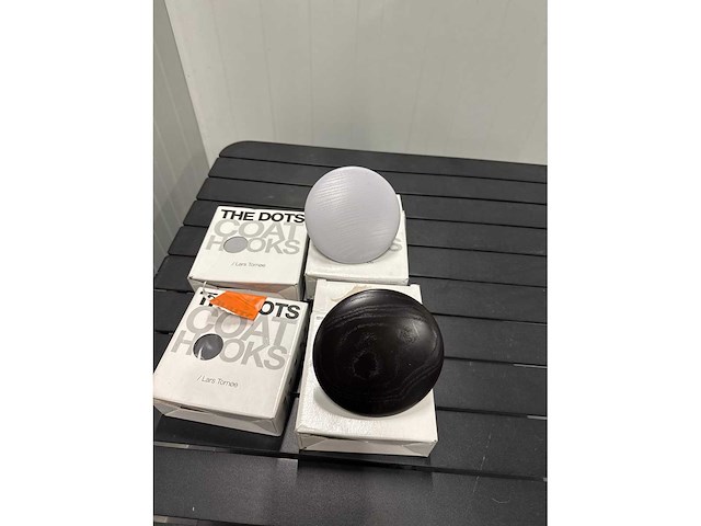 Muuto lars tornoe - the dots coat hooks kapstok 4 stuks - afbeelding 2 van  4