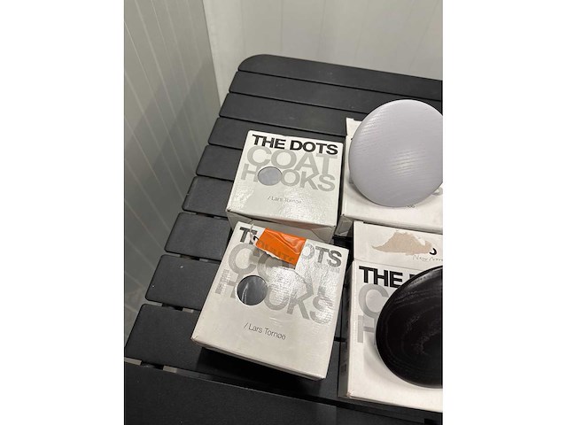 Muuto lars tornoe - the dots coat hooks kapstok 4 stuks - afbeelding 3 van  4