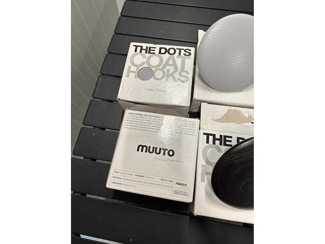 Muuto lars tornoe - the dots coat hooks kapstok 4 stuks - afbeelding 4 van  4
