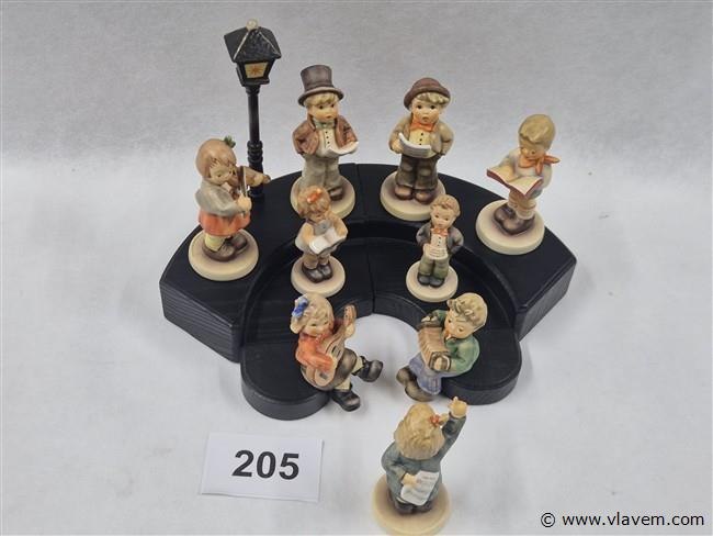 Collectie m.i. hummel beelden, wo. limited editions, first issues, hummel club, final issues, exclusive editions, postkaarten hummel enz.