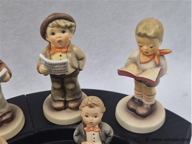 Muziekkoor met stand, lantaarn en 9 figuren - afbeelding 2 van  8